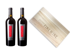 一张对比图，左侧是简约的光瓶装红酒，右侧是精致的木盒礼盒装红酒