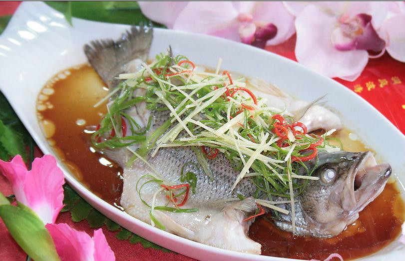鲈鱼的做法怎么做最好吃？别再清蒸了！揭秘让鱼肉嫩滑不腥的终极秘诀