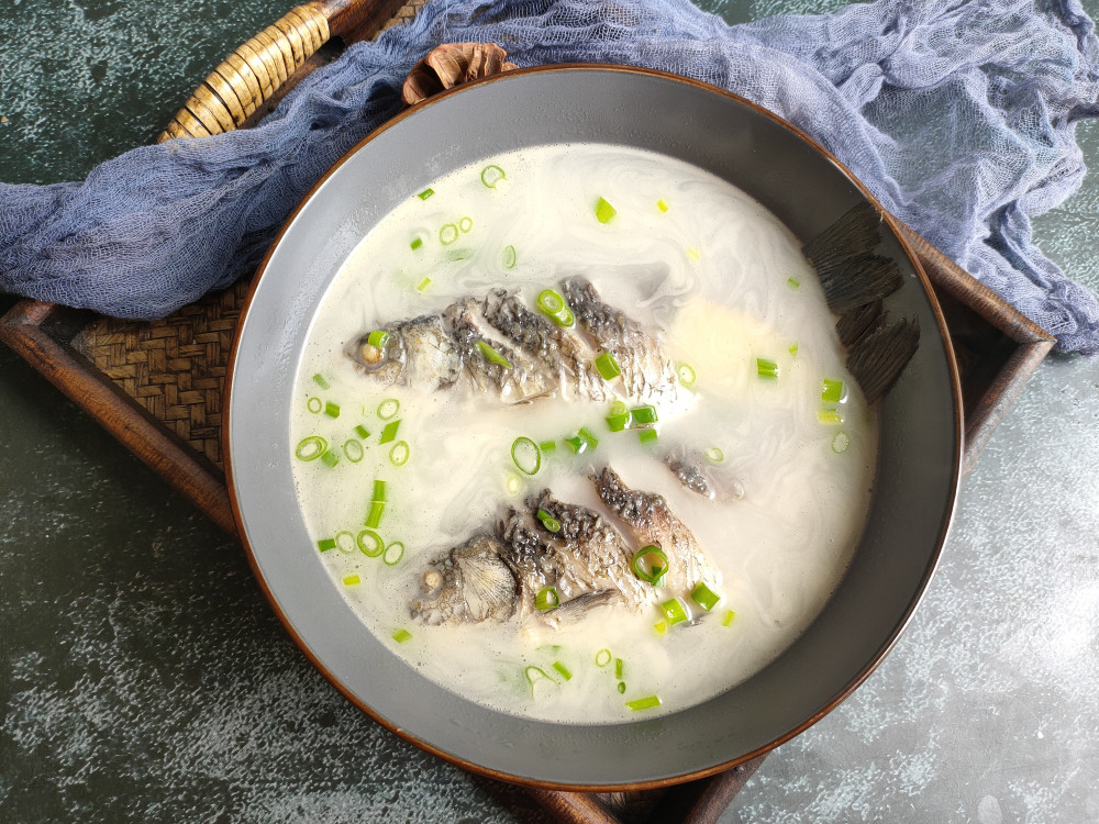 鲫鱼汤怎么做？揭秘汤色奶白、鲜掉眉毛的3个“反常识”秘诀
