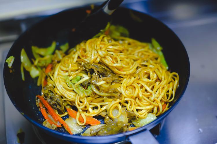 炒面怎么做？一碗家常味，治愈深夜的胃与心