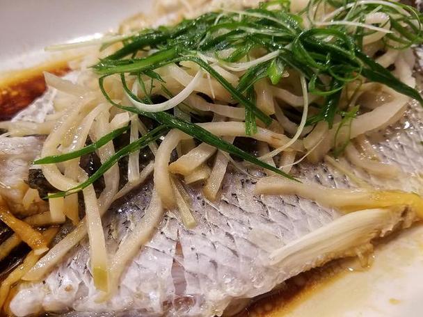 清蒸鱼怎么做？别再只会放葱姜了！大厨揭秘3个“去腥密码”